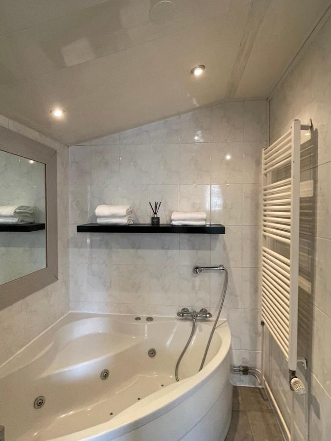 Gezellige Knusse Studio Met Bubbelbad Huizen Exterior photo